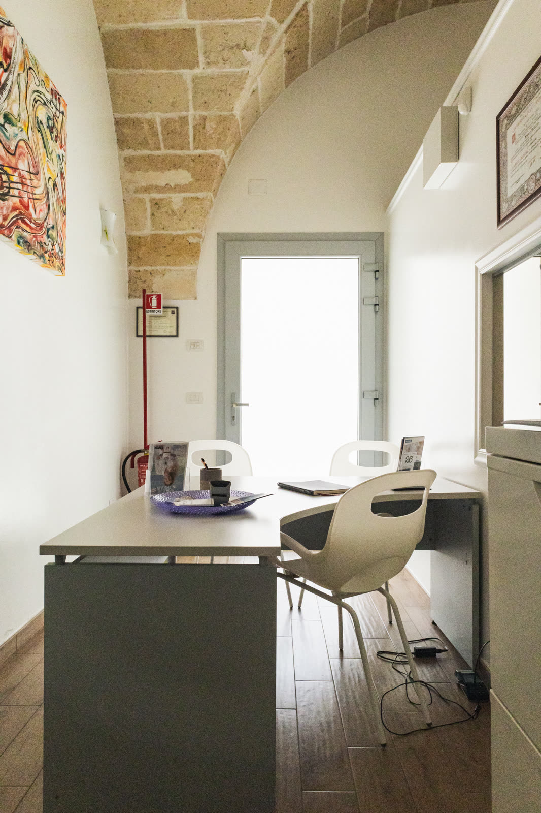 stanza di consulto col soffitto a volta in pietra e la stampa a colori