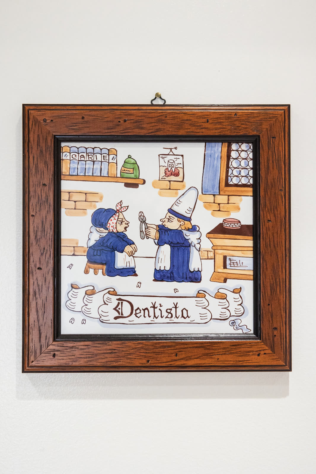 la piastrella dipinta con il dentista, appesa al muro